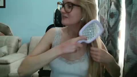 Snapshot of eva2323 chatting on 7, 3, 2025 eva2323 online show from 7, 3, 2025