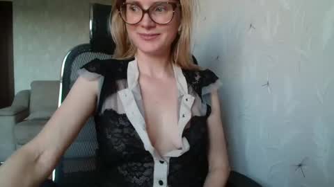 Snapshot of eva2323 chatting on 8, 10, 2025 eva2323 online show from 8, 10, 2025