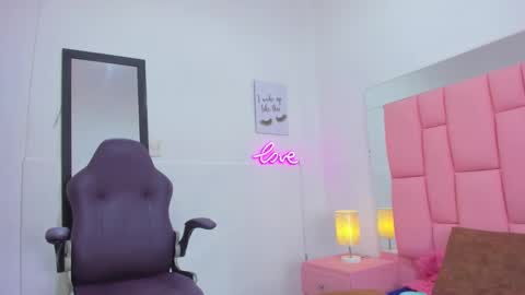 evaa_white online show from 12, 11, 2025