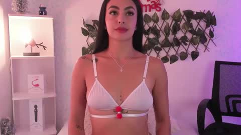 Snapshot of evaritz__ chatting on 5, 12, 2025 EVARITZ online show from 5, 12, 2025