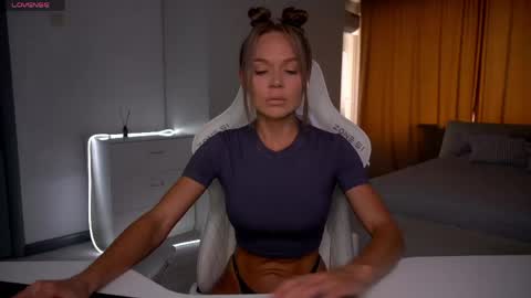 Snapshot of evelina_fox chatting on 6, 6, 2026 Evelina online show from 6, 6, 2026
