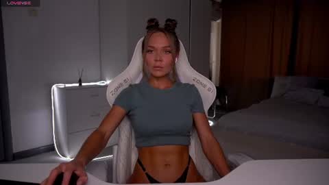 Snapshot of evelina_fox chatting on 18, 6, 2026 Evelina online show from 18, 6, 2026