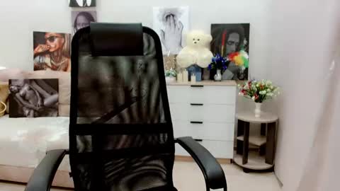 Snapshot of evelove33 chatting on 13, 9, 2025 evelove online show from 13, 9, 2025