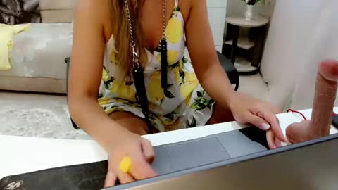 Snapshot of evelove33 chatting on 16, 9, 2025 evelove online show from 16, 9, 2025