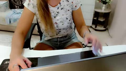 Snapshot of evelove33 chatting on 3, 10, 2025 evelove online show from 3, 10, 2025