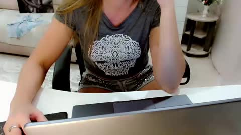 Snapshot of evelove33 chatting on 11, 10, 2025 evelove online show from 11, 10, 2025