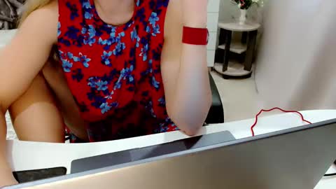 Snapshot of evelove33 chatting on 14, 10, 2025 evelove online show from 14, 10, 2025