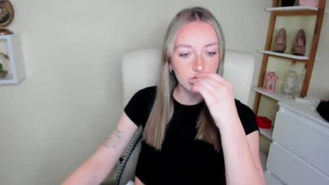 Snapshot of evelynblond chatting on 28, 11, 2025 evelynblond online show from 28, 11, 2025