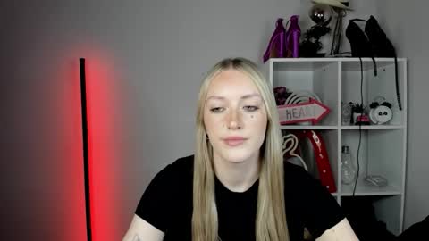 Snapshot of evelynblond chatting on 10, 6, 2026 evelynblond online show from 10, 6, 2026