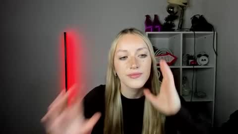 Snapshot of evelynblond chatting on 16, 6, 2026 evelynblond online show from 16, 6, 2026