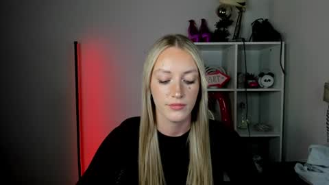 Snapshot of evelynblond chatting on 22, 6, 2026 evelynblond online show from 22, 6, 2026