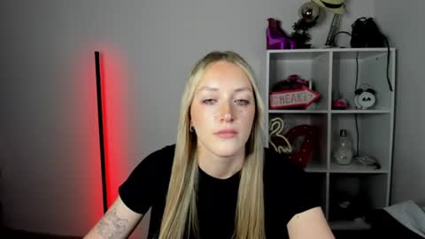Snapshot of evelynblond chatting on 29, 6, 2026 evelynblond online show from 29, 6, 2026