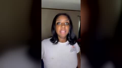 Snapshot of evemonroe17 chatting on 28, 7, 2026 evemonroe17 online show from 28, 7, 2026