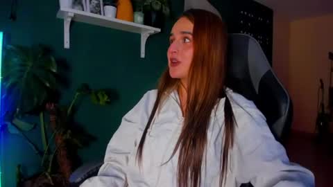 Snapshot of evy_orange1 chatting on 25, 6, 2026 EVY online show from 25, 6, 2026
