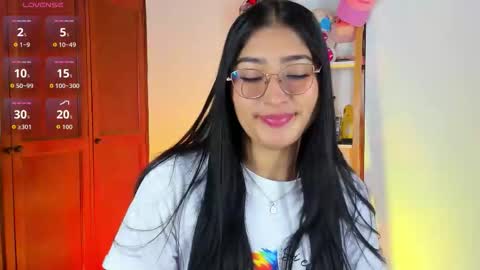 Snapshot of eymy_hadid_ chatting on 8, 9, 2025 Emily online show from 8, 9, 2025