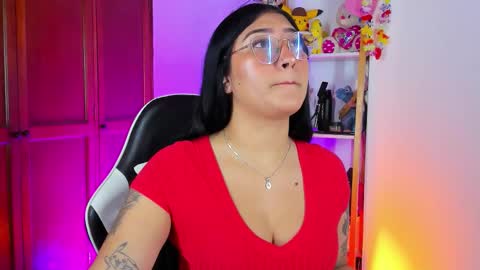 Snapshot of eymy_hadid_ chatting on 28, 10, 2025 Emily online show from 28, 10, 2025