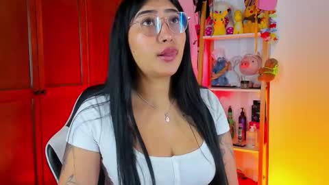 Snapshot of eymy_hadid_ chatting on 15, 12, 2025 Emily online show from 15, 12, 2025