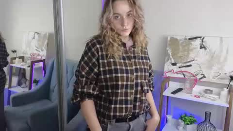 Snapshot of faecavaness chatting on 8, 11, 2025 faecavaness online show from 8, 11, 2025