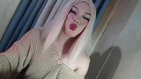 DANIELLA - DONT FORGET TO GIVE ME A THUMBSU UP online show from 25, 5, 2026