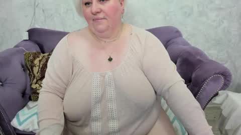 Snapshot of fashiona chatting on 1, 3, 2025 fashiona online show from 1, 3, 2025