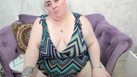 Snapshot of fashiona chatting on 1, 3, 2025 fashiona online show from 1, 3, 2025