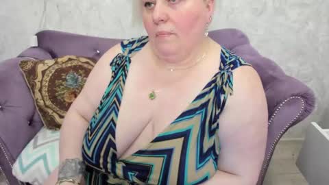 Snapshot of fashiona chatting on 2, 3, 2025 fashiona online show from 2, 3, 2025