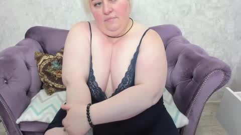 Snapshot of fashiona chatting on 24, 9, 2025 fashiona online show from 24, 9, 2025