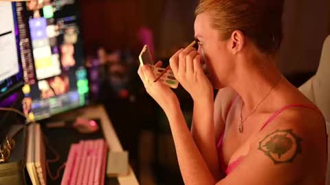 Faye Holloway online show from 21, 9, 2025