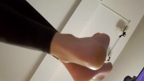 Snapshot of feetvibe chatting on 5, 11, 2025 FeetVibe online show from 5, 11, 2025