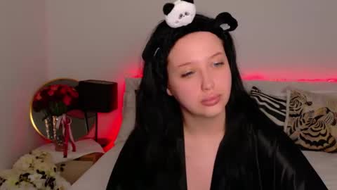 Felicia Herceg online show from 2, 11, 2025