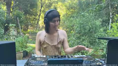 Snapshot of fernydew chatting on 5, 11, 2025 Fern next stream 430pm Monday PST online show from 5, 11, 2025