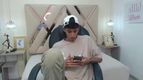 Snapshot of ferphoenix_ chatting on 6, 3, 2025 FER PHOENIX online show from 6, 3, 2025