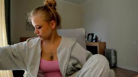Snapshot of flooora_0 chatting on 15, 7, 2026 Mona online show from 15, 7, 2026