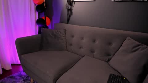 Snapshot of flower_smith_ chatting on 18, 10, 2025 Its a pleasure to meet you. Im Flower. Help me reach 1k. Follow me. online show from 18, 10, 2025