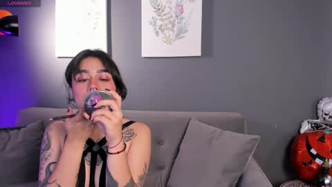 Snapshot of flower_smith_ chatting on 29, 10, 2025 Its a pleasure to meet you. Im Flower. Help me reach 1k. Follow me. online show from 29, 10, 2025