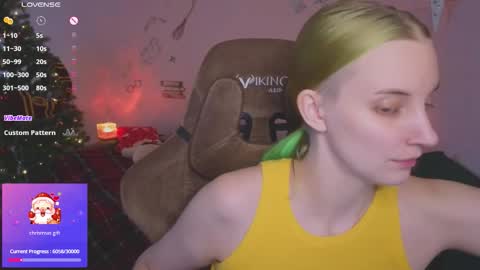 Snapshot of fluffy_muffin3 chatting on 15, 12, 2025 Agatha online show from 15, 12, 2025