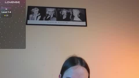 Snapshot of foxxy_girl_ chatting on 6, 10, 2025 andice online show from 6, 10, 2025