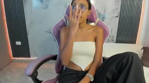 Snapshot of francis_leams chatting on 1, 7, 2026 Laura online show from 1, 7, 2026