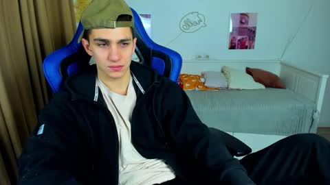 Snapshot of frank_mooree chatting on 8, 11, 2025 Frank online show from 8, 11, 2025