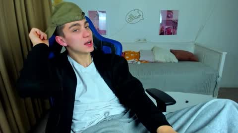 Snapshot of frank_mooree chatting on 18, 11, 2025 Frank online show from 18, 11, 2025