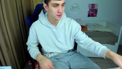 Snapshot of frank_mooree chatting on 4, 12, 2025 Frank online show from 4, 12, 2025