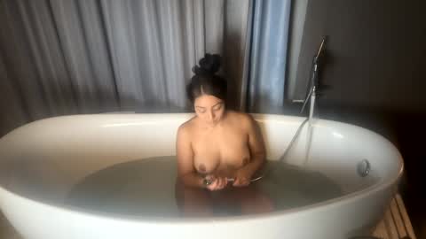 Snapshot of freesoulmovement chatting on 19, 12, 2024 jasmineandaladin69 online show from 19, 12, 2024