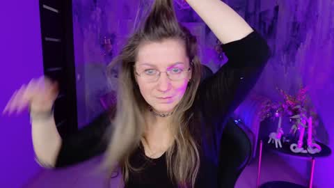 Snapshot of fridatander chatting on 1, 1, 2025 Frida Tander online show from 1, 1, 2025