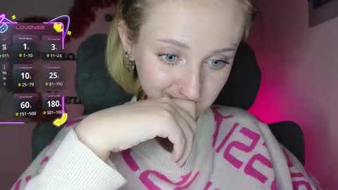 Snapshot of frosty_blueberries4 chatting on 13, 12, 2025 ANA online show from 13, 12, 2025