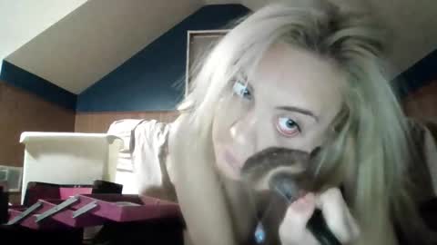 geminincapricorn96 online show from 5, 12, 2025