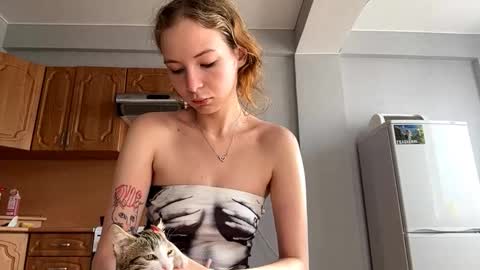 Snapshot of geneviveseay chatting on 9, 9, 2025 Emmi online show from 9, 9, 2025