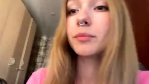 Snapshot of gertrudeuran chatting on 17, 6, 2026 Sophie online show from 17, 6, 2026