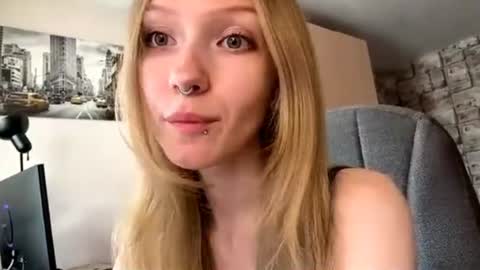 Snapshot of gertrudeuran chatting on 24, 6, 2026 Sophie online show from 24, 6, 2026