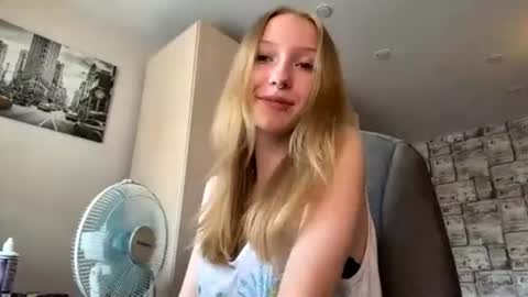 Snapshot of gertrudeuran chatting on 10, 7, 2026 Sophie online show from 10, 7, 2026