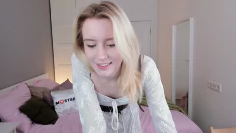 Snapshot of gin_yoon chatting on 4, 12, 2024 Gin online show from 4, 12, 2024